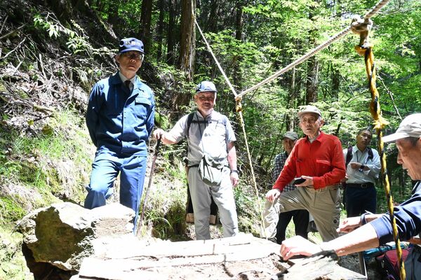 協定に基づいて登山道を合同パトロールする関係者