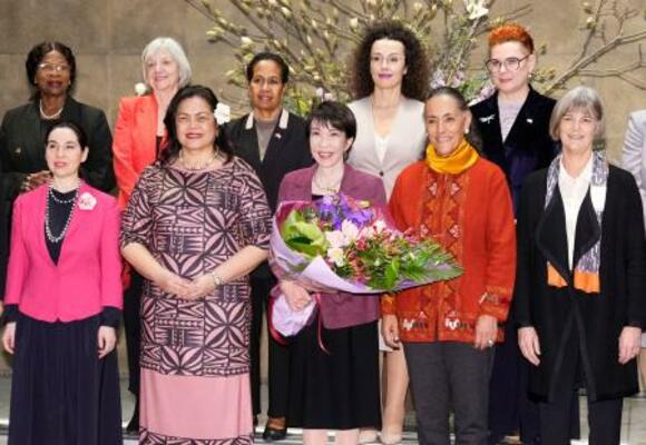 　女性の駐日大使らと面会し、記念写真に納まる高市首相（手前中央）ら＝１５日午後、首相官邸