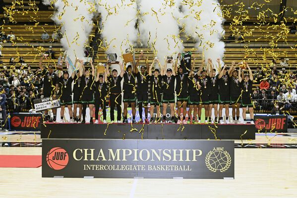 優勝した白鴎大の選手たち=14日午後8時5分、東京都大田区の大田区総合体育館、森田大地撮影