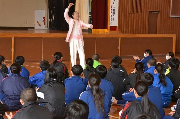 生徒たちに踊りを披露する真島さん