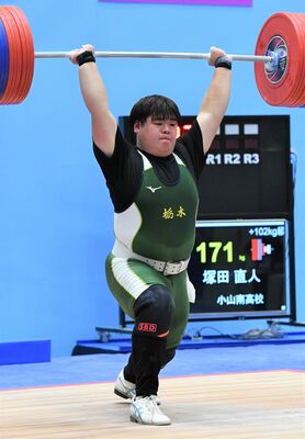 重量挙げ少年男子102キロ超級　スナッチ、ジャークともに大会新で優勝した塚田＝小山市立体育館