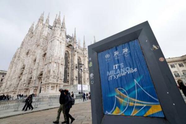 　イタリア・ミラノ中心部に掲示されたミラノ・コルティナ冬季五輪のポスター＝１月（共同）