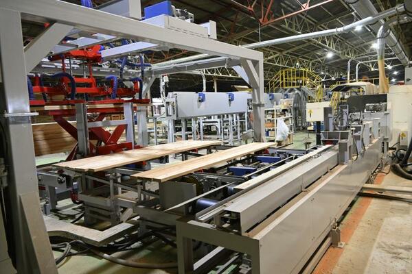 生産を開始したトーセンの新工場の生産ライン＝矢板市