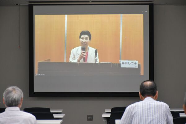 全国に中継された集会で、再審無罪判決について語るひで子さん＝28日午後、宇都宮市明保野町