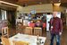 「沖縄食堂」の店内とオーナーの寺内さん