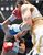 王座決定戦で右フックを決める箕輪（左）＝東京都の後楽園ホール