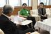 福田知事（左）と本県の魅力について話す阿嶋さん（中央）と蔵田さん＝30日午後、県庁