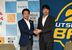握手を交わす栃木ブレックスの藤本社長（右）と佐藤宇都宮市長＝１日午後、同市役所