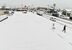 雪に覆われた駐車場と、のろのろ運転が続く国道４号＝25日午前９時30分、さくら市卯の里４丁目