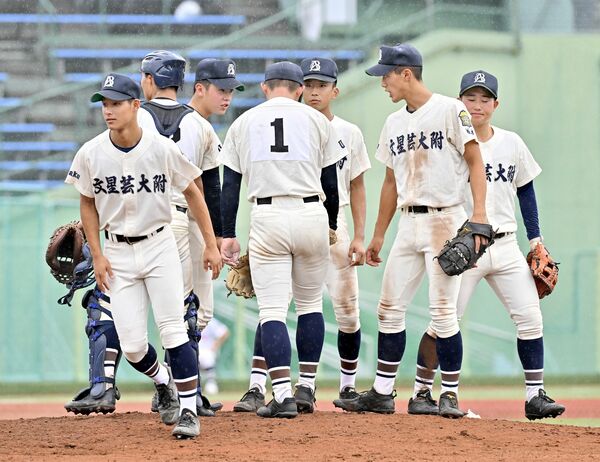 ９回、同点に追い付かれ、マウンドに集まる文星付ナイン＝清原球場、広瀬華撮影