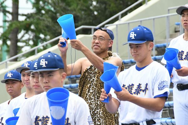 勝利しスタンドに挨拶する選手たちをねぎらう「葛生原人」