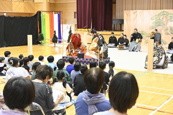 児童らに披露された能の「小鍛冶」の一場面