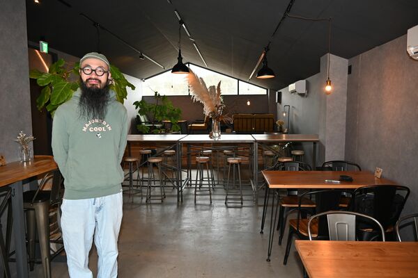 ＴＨＥ　ＫＩＣＨＩの店内の細田さん＝日光市