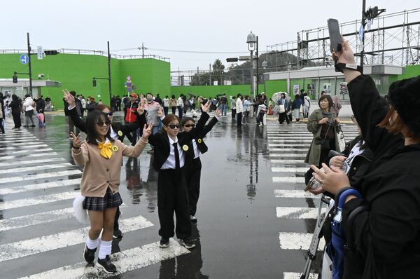 人気アイドルに扮した姿で撮影を楽しむ来場者＝９日午前１１時、足利市五十部町