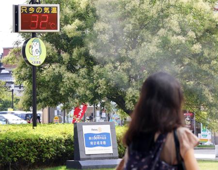 　気温３２度を示す群馬県伊勢崎市の街頭温度計＝１５日
