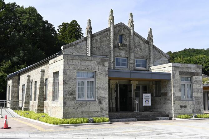 約１００年前に建てられ、２０２２～２３年に大谷コネクトへ移築、復元された旧大谷公会堂