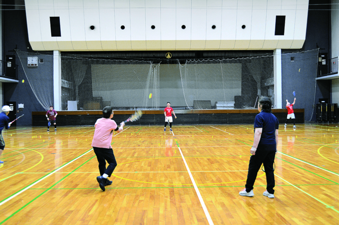 先月、横山さんが講師を務めた野木町で開かれたクロスミントン講習会の様子