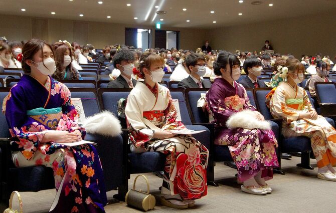 市民いちごホールで行われた「青年式～20歳の集い」