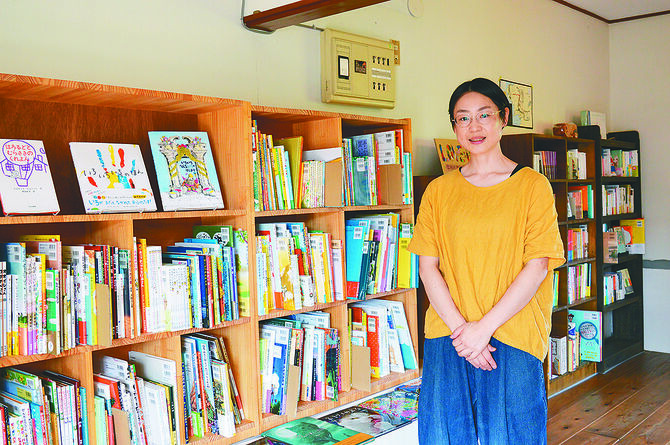 陶芸村内にある店と店主の田中さん