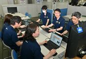 肌寒い中で「クールビズ」開始　栃木県庁の推進役はポロシャツ姿も…庁内は長袖が多数派