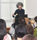 絵本作家の いせさん講演　　