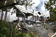 住宅１棟全焼 焼け跡に遺体