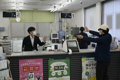 強盗想定し訓練 対応手順を確認