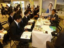 学生２１０人　熱心に質問／宇都宮／就職ガイダンスに３３社