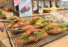 【推しの逸品】薄切り肉がぎっしりと　ローストビーフサンド　３匹のふくろう（鹿沼）