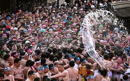 愛知で奇祭「国府宮はだか祭」