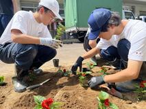 特別支援学校生徒と花植え 
