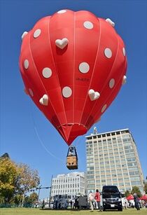 イチゴ形熱気球