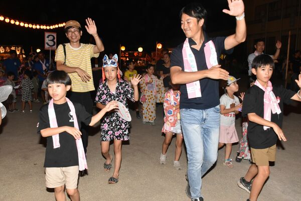 盆踊りを楽しむ参加者たち