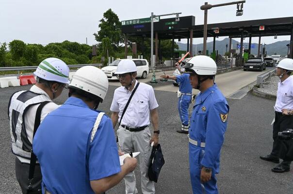 佐野田沼ＩＣを点検する県警幹部ら＝１日午後、佐野市小見町