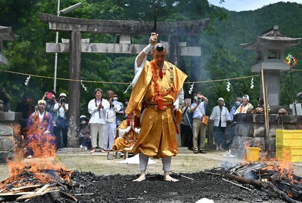 厄よけなどを祈願した火渡り修行