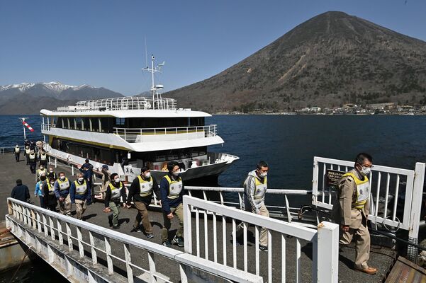 訓練で遊覧船「男体」から避難する乗客役の参加者ら＝13日午前10時30分、日光市中宮祠