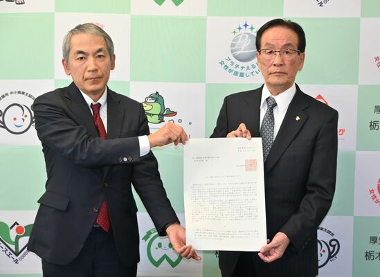 川口栃木労働局長（左）から緊急要請書を受け取った石塚支部長＝10日午後、栃木労働局