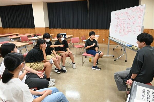 学習会で意見や疑問を出し合う子どもたち