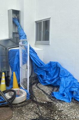 電源ケーブルが窃盗被害に遭った工事現場＝２５日午前、上河内中（宇都宮市提供）
