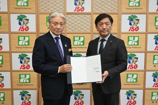 契約を締結した福田知事（左）と江部上席執行役員＝１４日午後、県庁