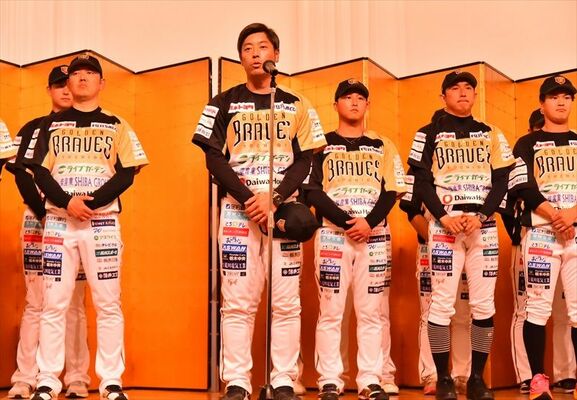 プレーボールパーティーで出席者を前に今季の躍進を誓う寺内監督（中央）ら＝３月28日