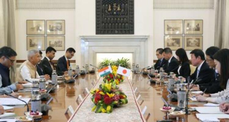 インドのジャイシャンカル外相(左から2人目)らと会談する茂木外相(右から3人目)=25日、ニューデリー(共同)