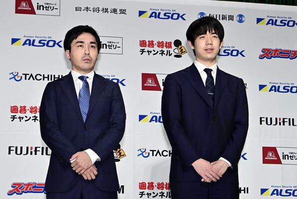 王将戦の前夜祭。記念撮影に臨む藤井王将（右）と菅井八段＝６日午後５時５分、大田原市本町１丁目