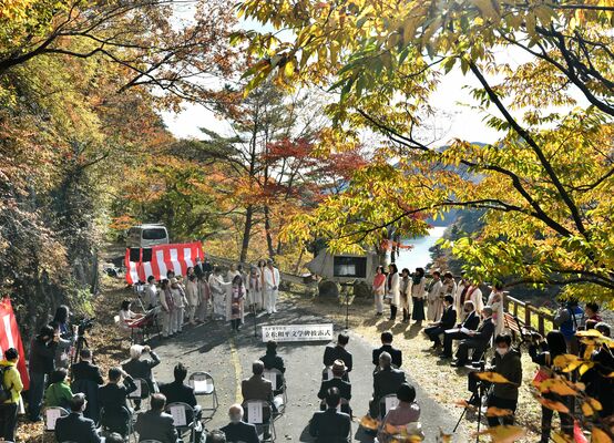 大正浪漫街道沿いで行われた文学碑の披露式