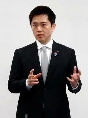 取材に応じる日本維新の会の吉村代表=1日午前、大阪府庁