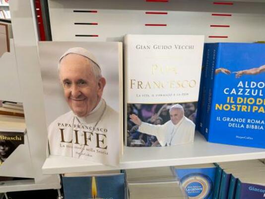 　ローマの書店に並んだ前ローマ教皇フランシスコ関連の書籍＝１７日（共同）