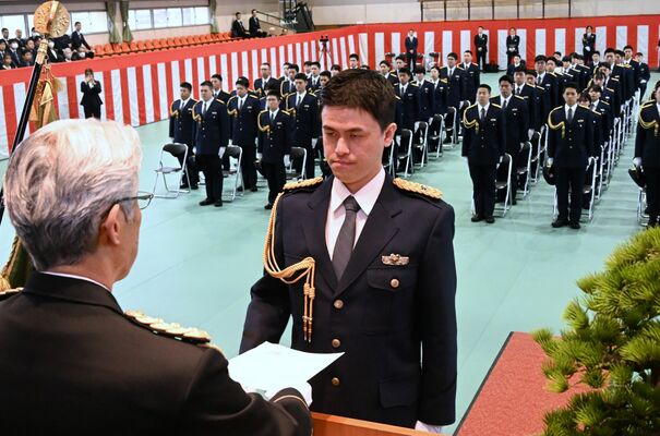 辞令を受け取る第211期総代の小丸巡査=10日午前、栃木県警察学校