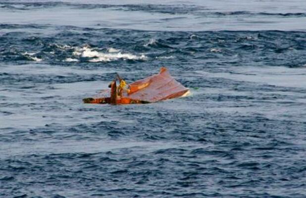 転覆した船=20日午前、兵庫県南あわじ市沖(徳島海上保安部提供)