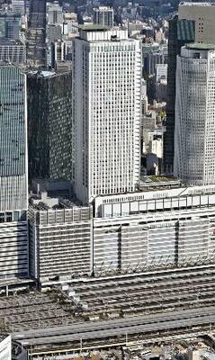 　ＪＲ東海の本社が入るビル（中央）。下は名古屋駅＝１１月、名古屋市