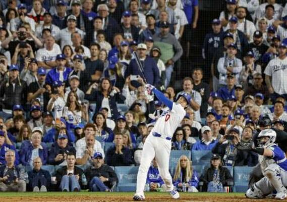 指名打者で出場したワールドシリーズ第3戦、この試合2本塁打目となる同点ソロを放つドジャース・大谷=ロサンゼルス(共同)